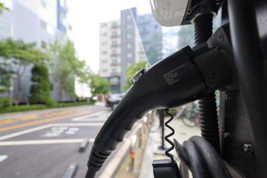 경기도 안양시 한 아파트 단지 지상 주차장에 전기차 충전시설이 설치돼 있는 모습. [연합뉴스]